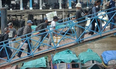 Pemudik Kapal Cepat di Pelabuhan Kuala Tungkal