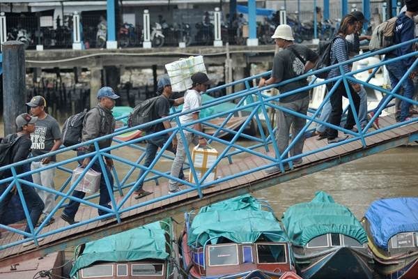 Pemudik Kapal Cepat di Pelabuhan Kuala Tungkal