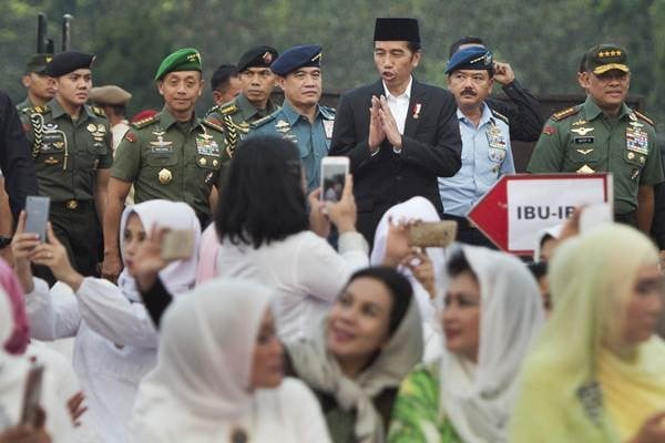 Ketika Presiden Joko Widodo Disambut Selfie Ibu-ibu