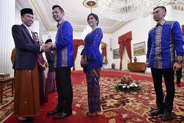 Presiden Jokowi Bersalaman Dengan Anies Baswedan dan AHY