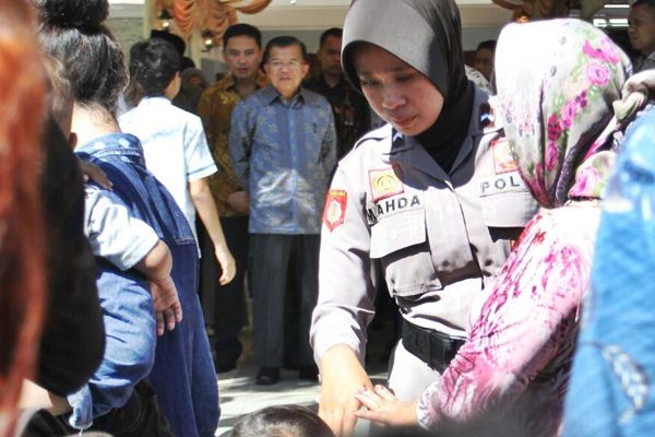 Warga Makassar Serbu Rumah Jusuf Kalla
