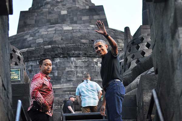Obama Menikmati Keindahan Candi Borobudur