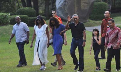 Obama Menikmati Keindahan Candi Borobudur