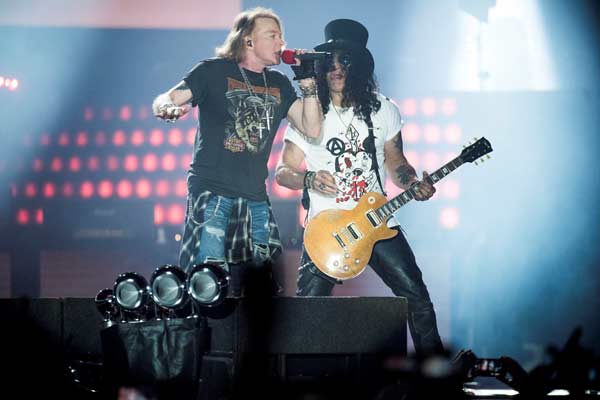 Aksi Guns N\' Roses Menggoyang Panggung Pertunjukan di Copenhagen