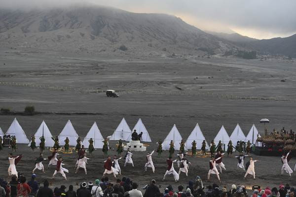 Tarian Eksotika Bromo di Lautan Pasir 