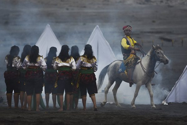Tarian Eksotika Bromo di Lautan Pasir 
