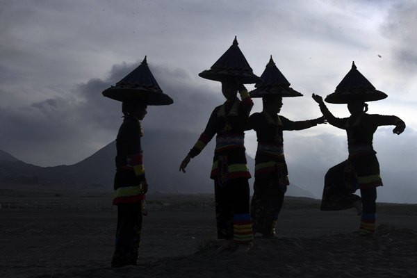 Tarian Eksotika Bromo di Lautan Pasir 