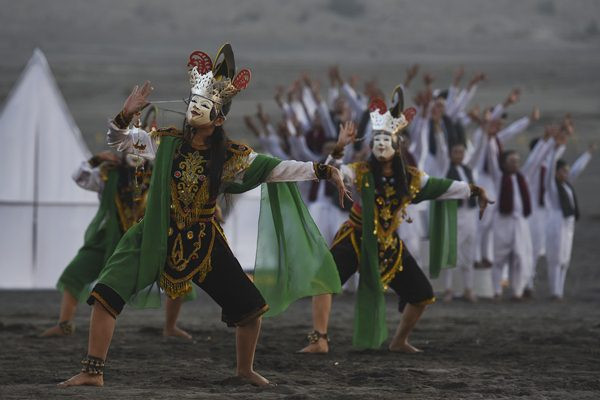Tarian Eksotika Bromo di Lautan Pasir 