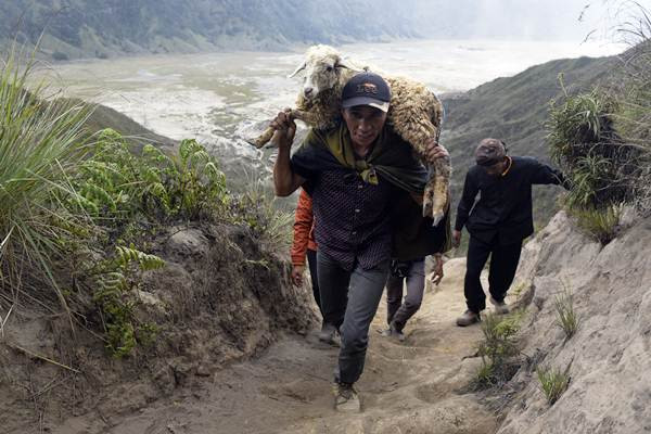 Air Suci Yadnya Kasada Suku Tengger