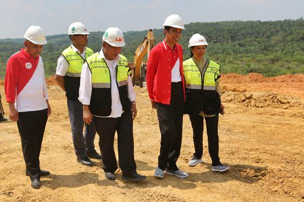 Presiden Jokowi Meninjau Proyek Jalan Tol Pekanbaru-Dumai