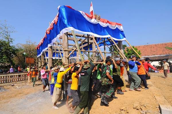 Tradisi Gotong-royong Pindahkan Bangunan