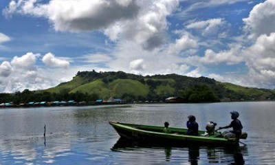 Perahu Alat Transportasi Utama di Danau Sentani