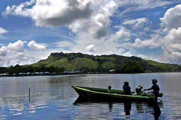 Perahu Alat Transportasi Utama di Danau Sentani