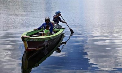 Perahu Alat Transportasi Utama di Danau Sentani