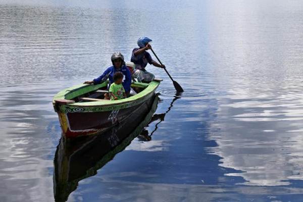 Perahu Alat Transportasi Utama di Danau Sentani