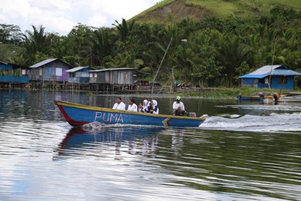 Perahu Alat Transportasi Utama di Danau Sentani