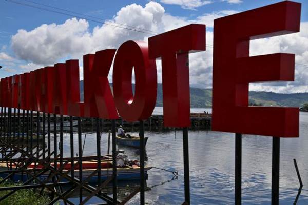 Perahu Alat Transportasi Utama di Danau Sentani