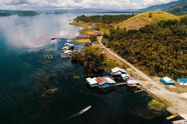 Perahu Alat Transportasi Utama di Danau Sentani