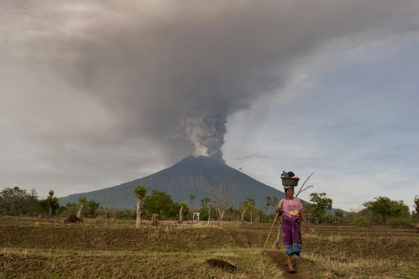 Langit Bali Tertutup Asap Letusan Gunung Agung