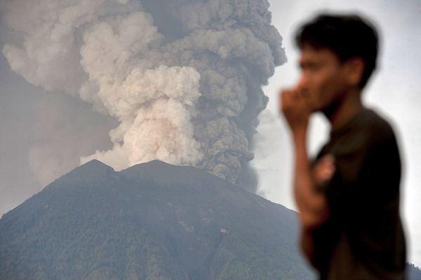 Langit Bali Tertutup Asap Letusan Gunung Agung