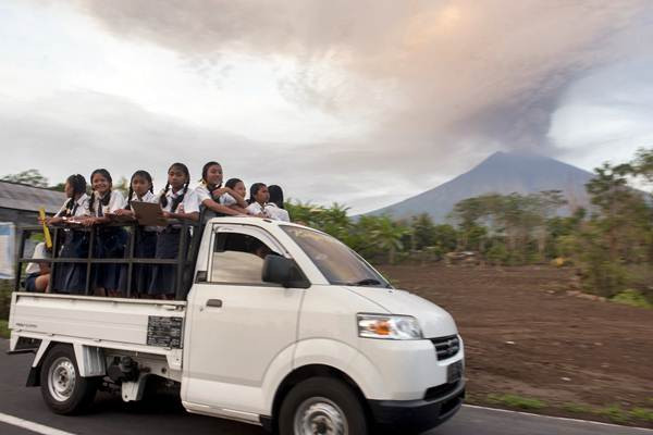 Langit Bali Tertutup Asap Letusan Gunung Agung