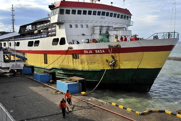 Arus Penyeberangan di Selat Sunda Terhambat Gelombang Tinggi