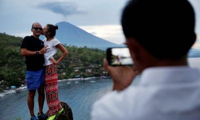 Turis Rusia Ini Nikmati Wisata Erupsi Gunung Agung