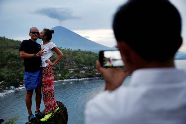 Turis Rusia Ini Nikmati Wisata Erupsi Gunung Agung