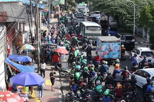 Penggunaan Bahu Jalan Untuk Parkir