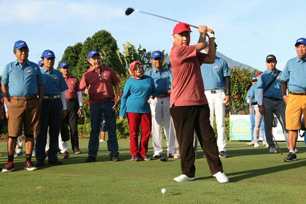 Ketua Umum Yayasan Sahid Jaya Nugroho B. Sukamdani secara simbolis melakukan pemukulan bola pertama Bisnis Indonesia Executive Golf Tournament 2017 yang diselenggarakan di Rancamaya Golf, Bogor, Jawa Barat , Kamis (7/12). Turnamen yang diikuti 150 peserta ini diselenggarakan dalam rangka memperingati HUT ke-32 Bisnis Indonesia.  JIBI/Bisnis/Dedi Gunawan