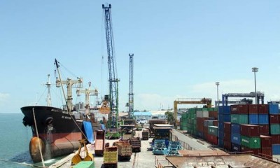 Pelabuhan Makassar Operasikan Harbour Mobile Crane Baru