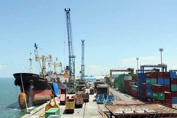 Pelabuhan Makassar Operasikan Harbour Mobile Crane Baru