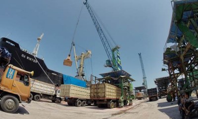 Pelabuhan Makassar Operasikan Harbour Mobile Crane Baru