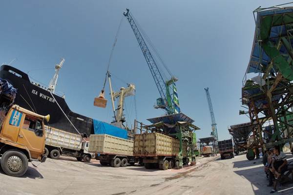 Pelabuhan Makassar Operasikan Harbour Mobile Crane Baru