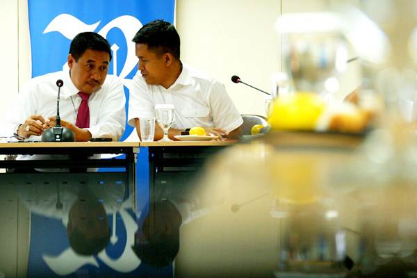 Presiden Direktur PT Surveyor Indonesia (Persero) M. Arif Zainuddin (kiri) berbincang dengan Pemimpin Redaksi Bisnis Indonesia Hery Trianto saat mengunjungi kantor redaksi Harian Bisnis Indonesia, di Jakarta, Selasa (13/2/2018). PT Surveyor Indonesia tahun ini akan membuka cabang di Malaysia, setelah kantor perwakilan yang ada di Singapura mencetak kinerja yang positif.  JIBI/Bisnis/Nurul Hidayat