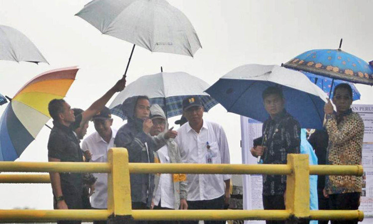 Tinjau Pembangunan Irigasi Gowa, Jokowi Kenakan Jas Hujan