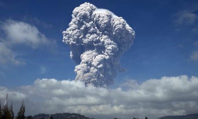 Material Vulkanik Gunung Sinabung Selimuti Kota Brastagi