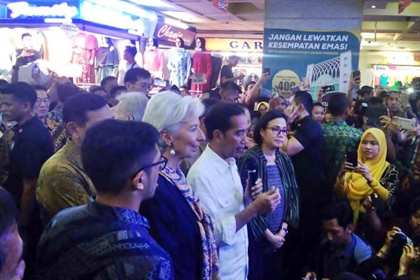 Presiden Jokowi Ajak Christine Lagarde Blusukan ke Pasar Tanah Abang