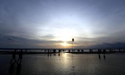 Menikmati Suasana Matahari Terbenam di Pantai Kuta
