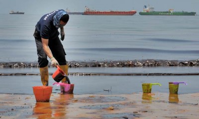 Pesisir Pantai Balikpapan Tercemar Tumpahan Minyak