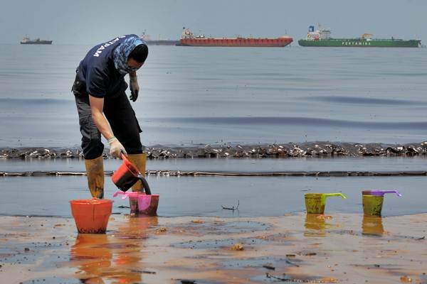 Pesisir Pantai Balikpapan Tercemar Tumpahan Minyak