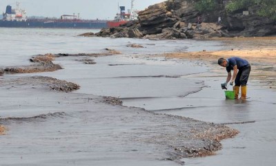 Pesisir Pantai Balikpapan Tercemar Tumpahan Minyak