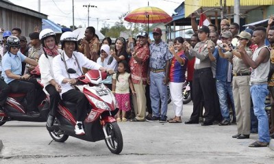 Tembus Hujan, Jokowi dan Ibu Iriana Berboncengan Motor ke Asmat