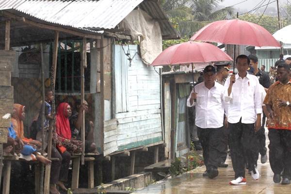 Presiden Jokowi Tinjau Program Padat Karya Tunai di Sorong