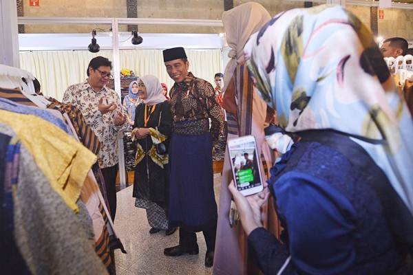 Jokowi dan Model di Muslim Fashion Festival Indonesia 2018