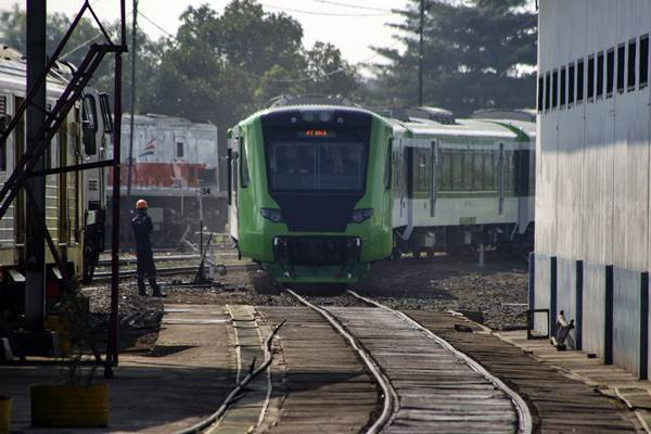 Kereta Api Solo Exspres untuk Bandara Adi Sumarmo 