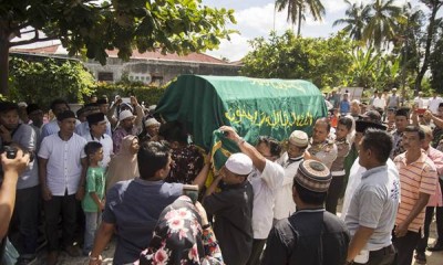 Tangis Istri Ipda Auzar, Korban Teror Polda Riau