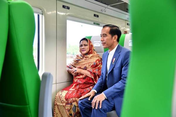 Presiden Jokowi Naik Kereta Api Bandara Minangkabau Ekspres