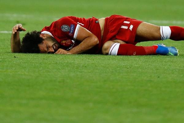 Detik-detik Ketika Mohamed Salah Dijatuhkan Sergio Ramos