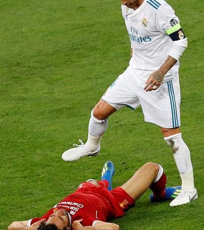 Detik-detik Ketika Mohamed Salah Dijatuhkan Sergio Ramos